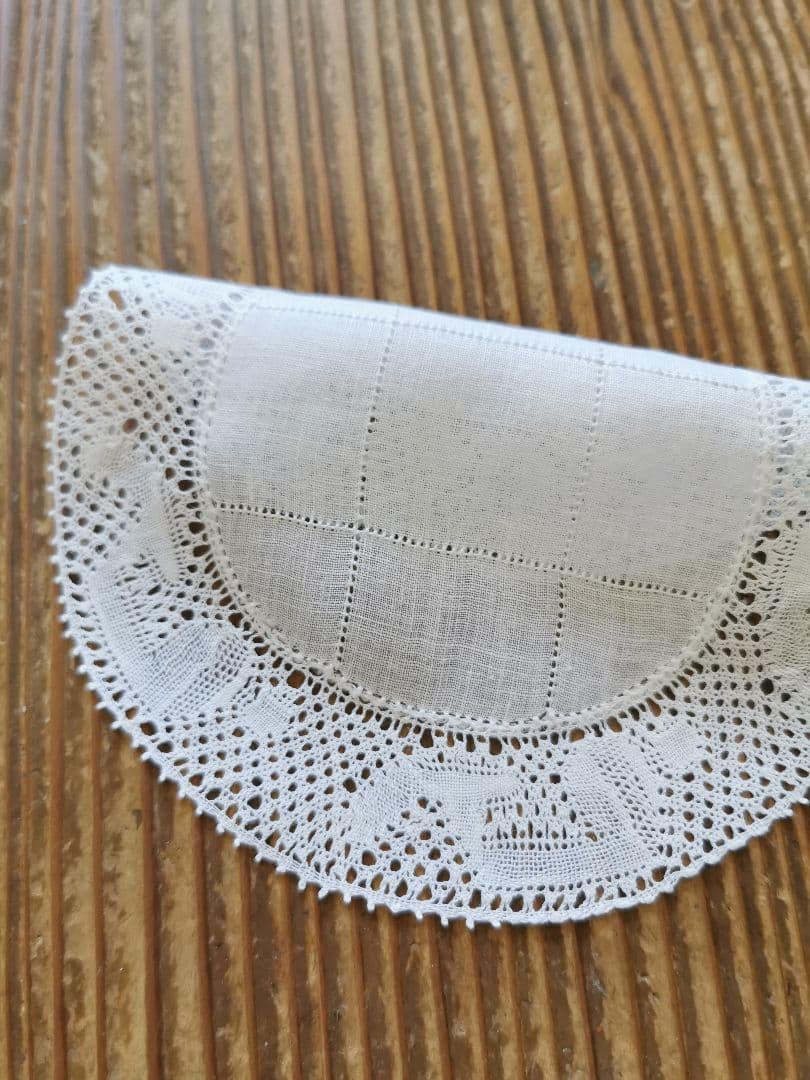 アンティークフランダースレース 花頭を垂れた薔薇 目抜き透かし格子刺繍 ドイリー