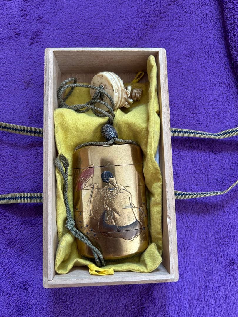 金色 漆器 印籠 根付 薬入れ 小物入れ オブジェ