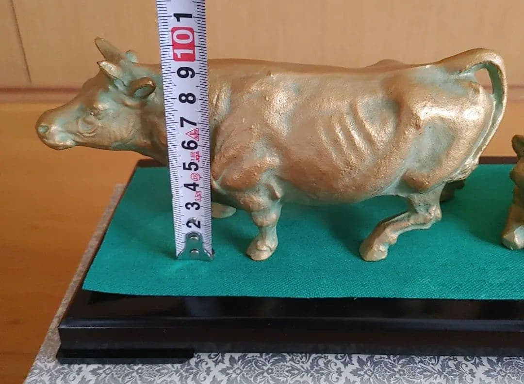 金色の牛と子牛の置物