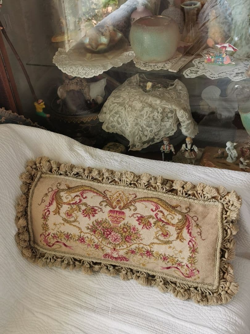 アンティーク プチポワン 薔薇のガーランドのニードルポイント クッションカバー