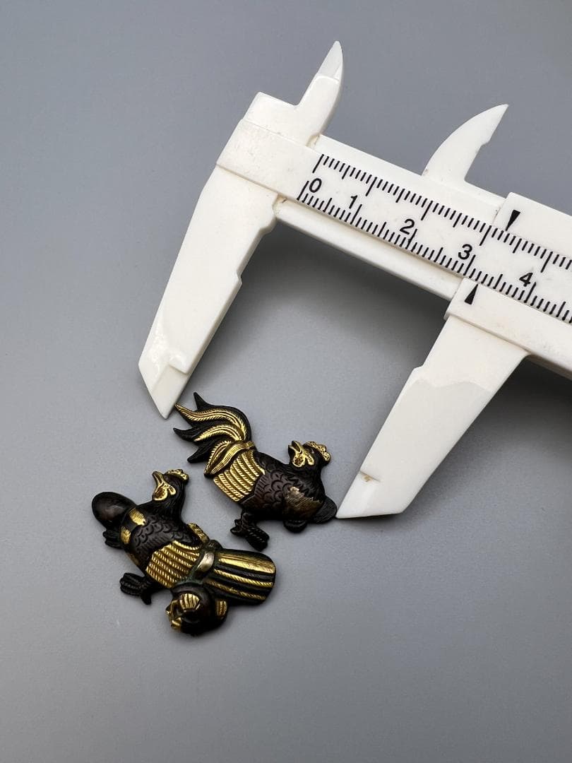 【海】江戸明治金工　鶏親子　手彫　目貫一体　銅製鍍金　骨董品　専用箱付