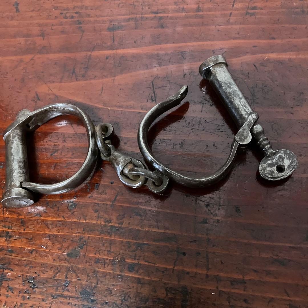 イギリス「ＨＩＡＴＴ」社のアンティーク鉄製ハンドカフ　鍵付き