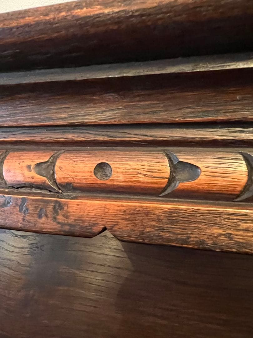 英国アンティーク木製彫刻装飾付きキャビネット