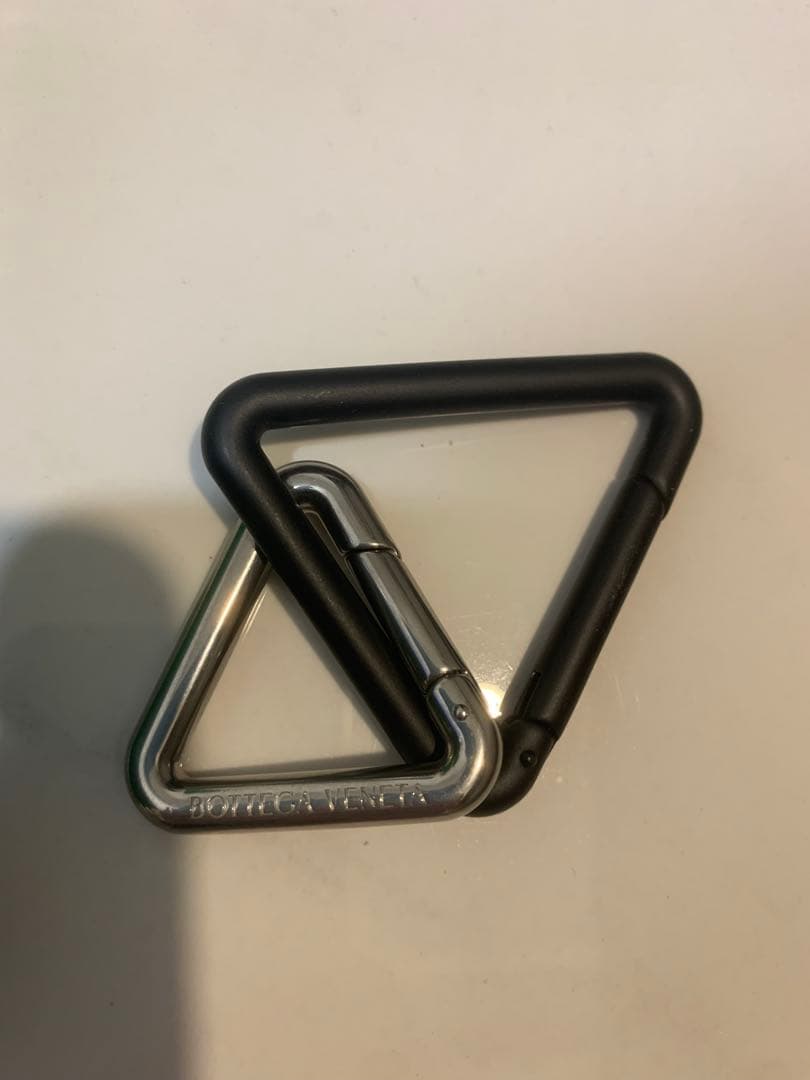 BOTTEGA VENETA 三角形キーホルダー