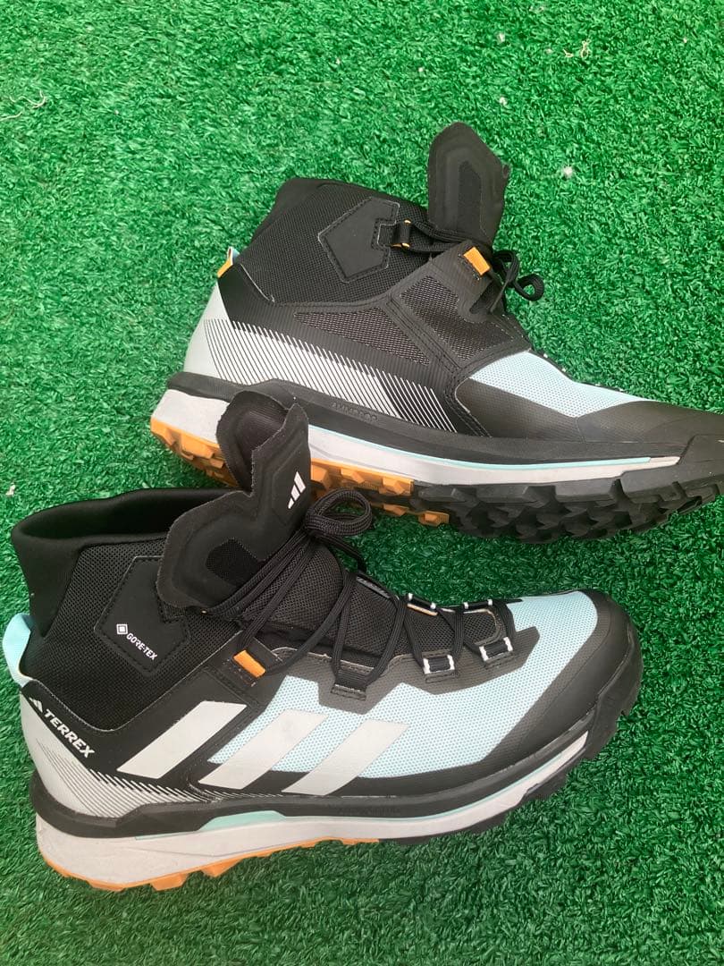 美品アディダススノトレ28.5