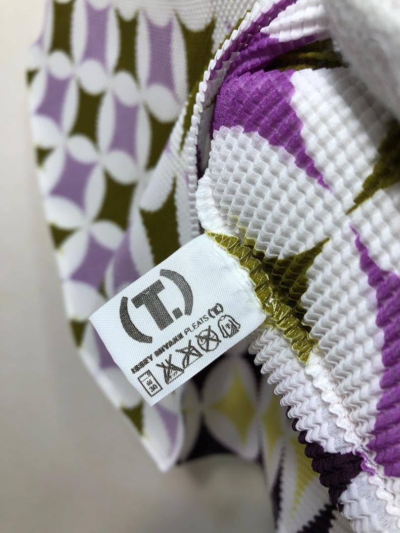 059051 ISSEY MIYAKE PLEATS (T.) プリーツ