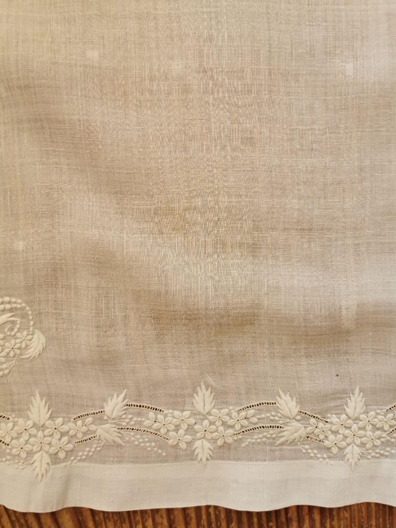 アンティーク 小花と実と葉の精緻なエンブロイダリー マリアージュハンカチーフ