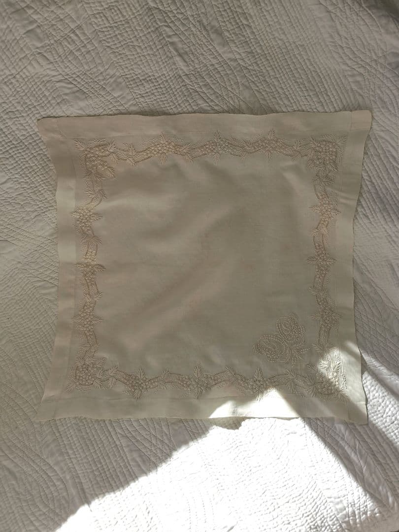 アンティーク 小花と実と葉の精緻なエンブロイダリー マリアージュハンカチーフ