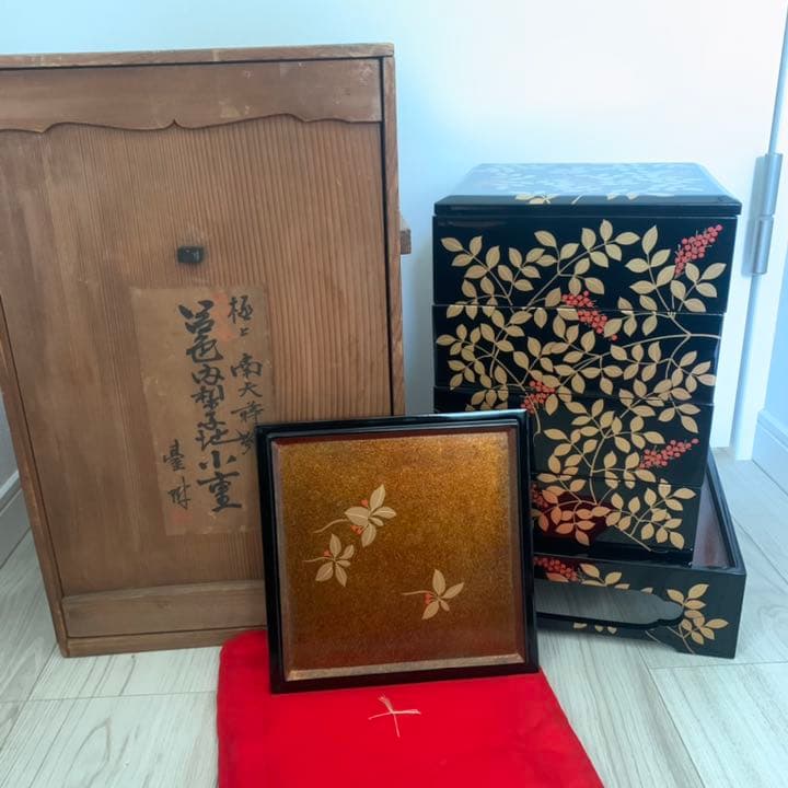 極上 南天蒔絵 呂色内梨子地 小重 台座付 四段重 木製漆器 重箱 お重