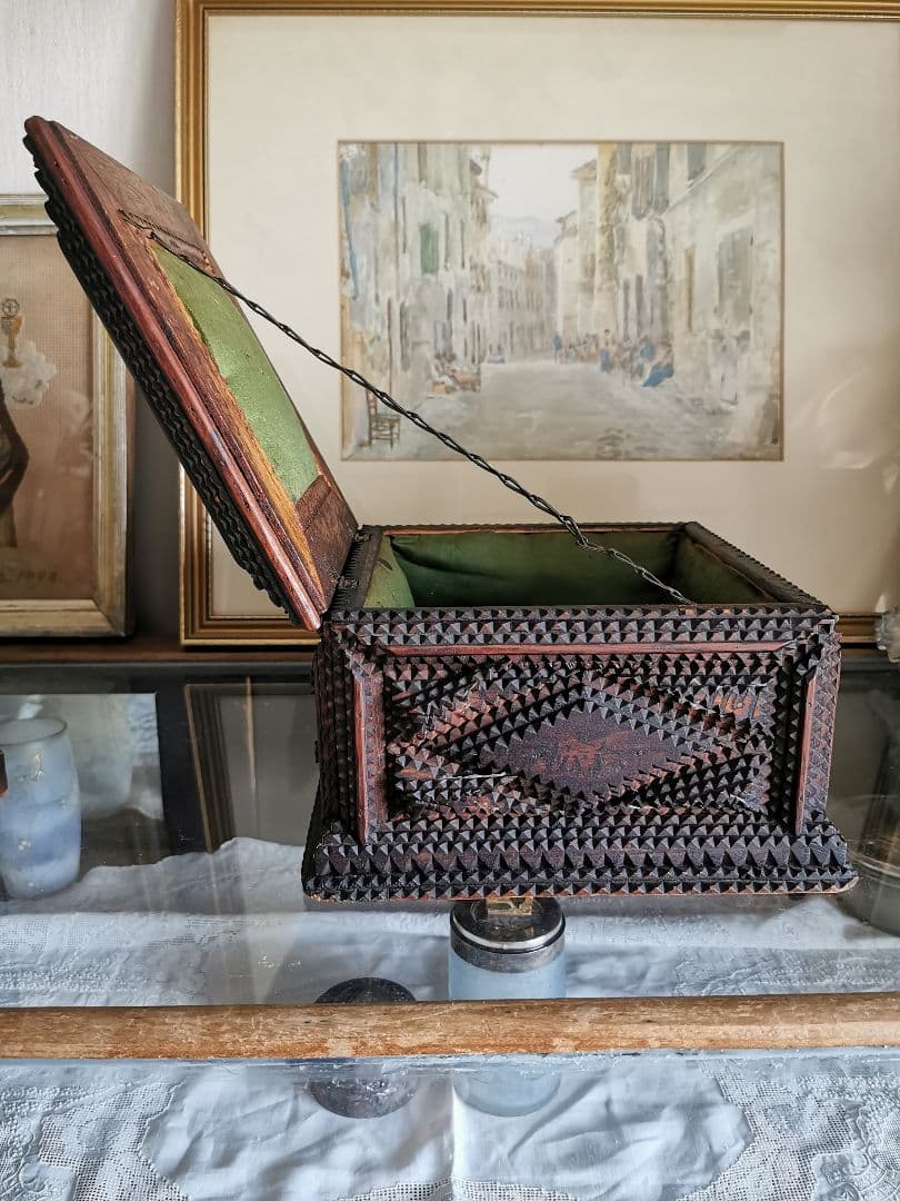 アンティーク 木製彫刻装飾トランプアート 蓋付き裁縫ボックス 内装総グリーン布張