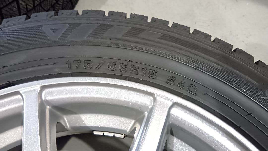 アクア　175 65 15 ダンロップ スタッドレスタイヤ　2本セット　①