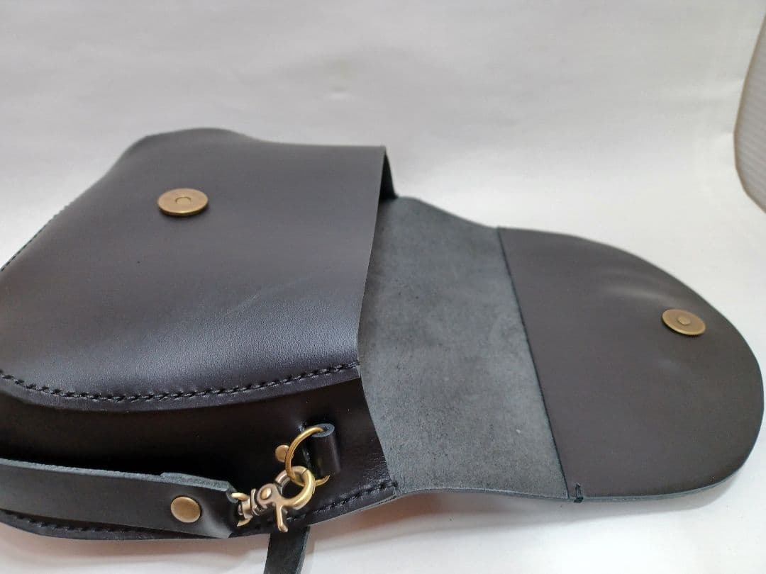 きょうMAMA様おまとめ　目玉付き　しっかりレザーのコンパクトなショルダーバック