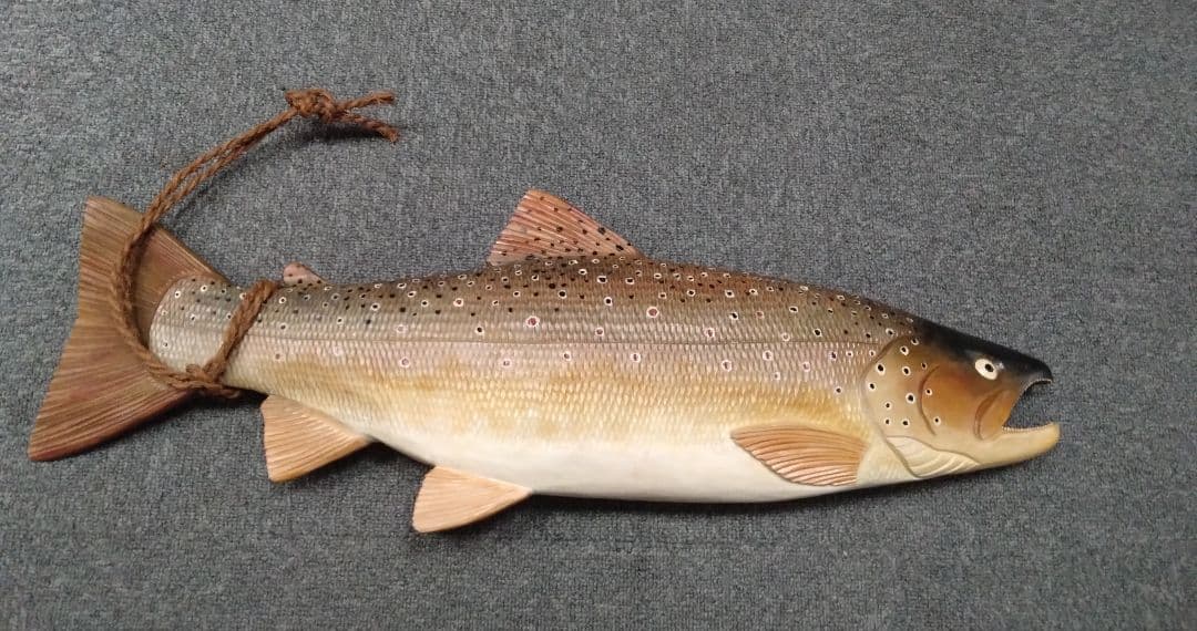 ブラウントラウト　木製　オブジェ