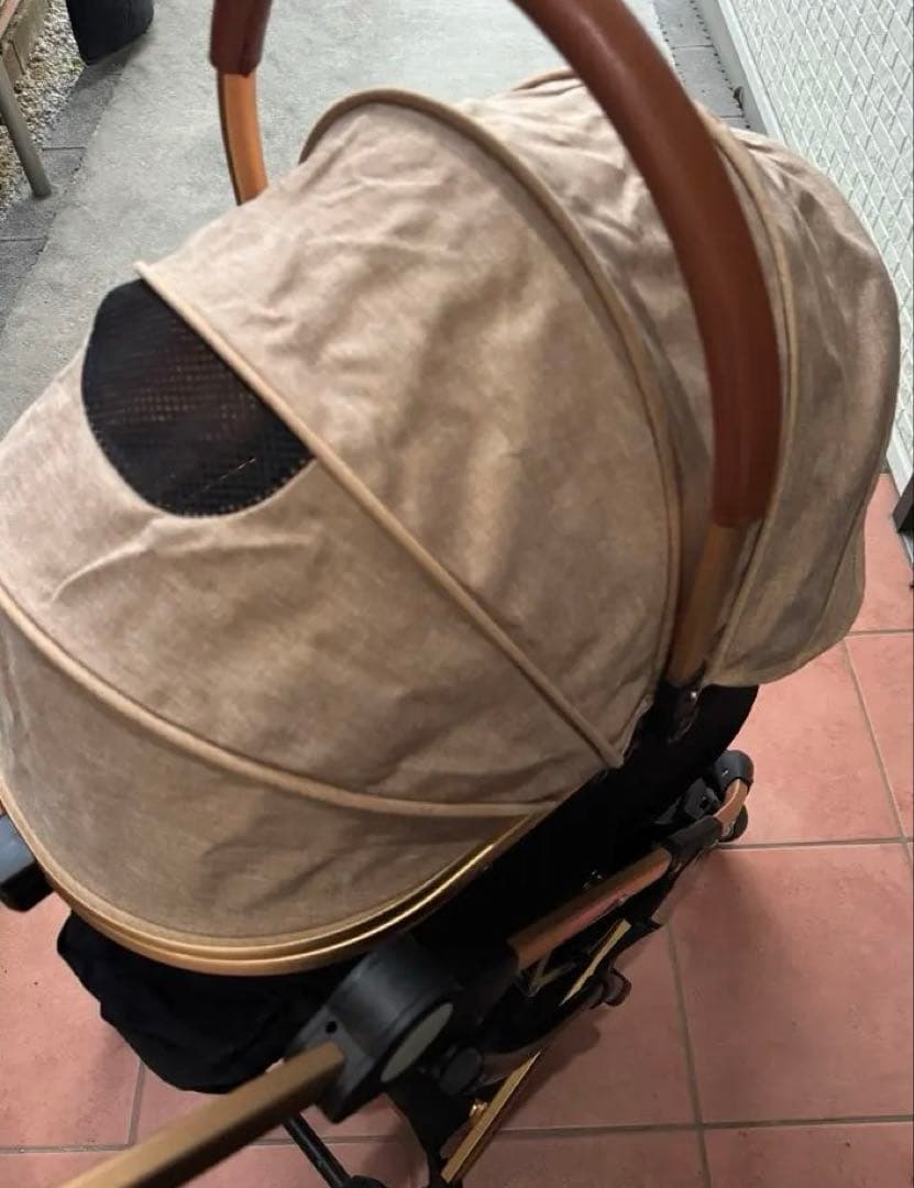 ベージュと黒の ペットカート