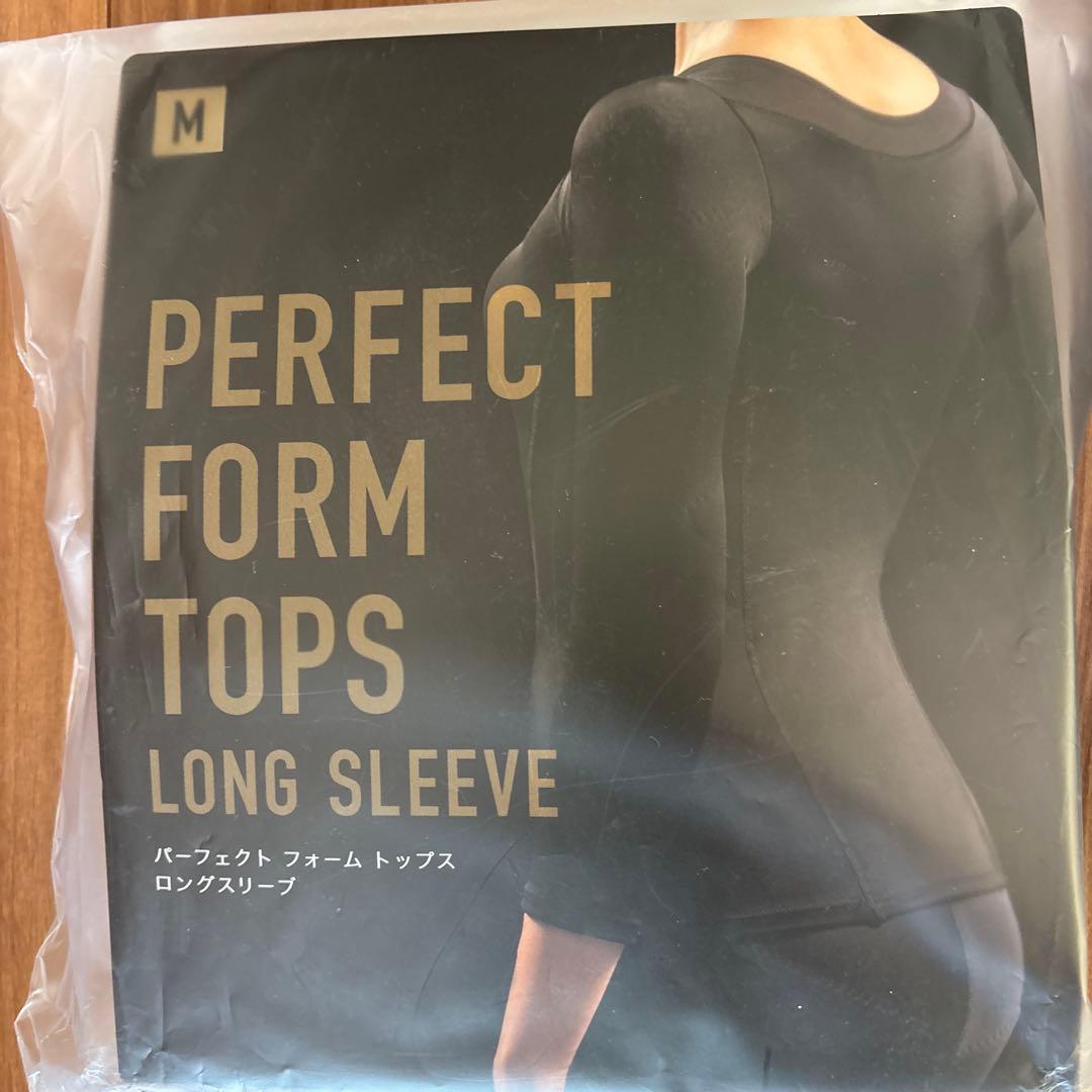 ブラック ヨガウェアセット (長袖トップス+レギンス)