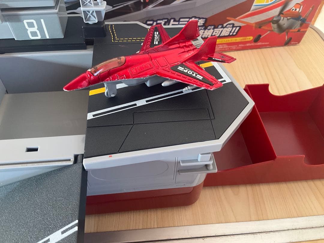 美品　トミカ　プレーンズ　大きなコレクションシップ　航空母艦フライゼンハワー