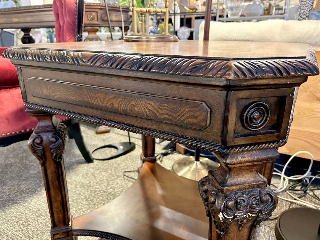 アンティーク調テーブル　西洋家具　彫刻装飾付き サイドテーブル