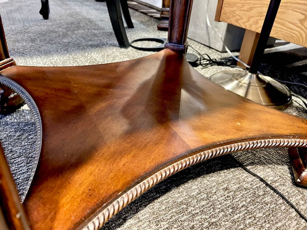 アンティーク調テーブル　西洋家具　彫刻装飾付き サイドテーブル