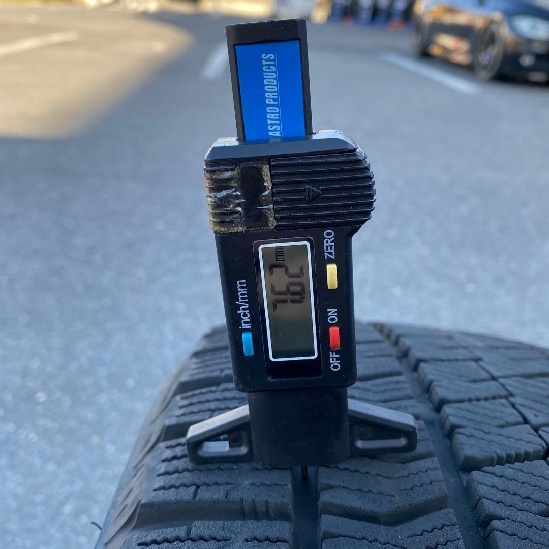 中古バリ溝‼️ブリヂストンスタッドレスセット215/50R17 プリウスα等