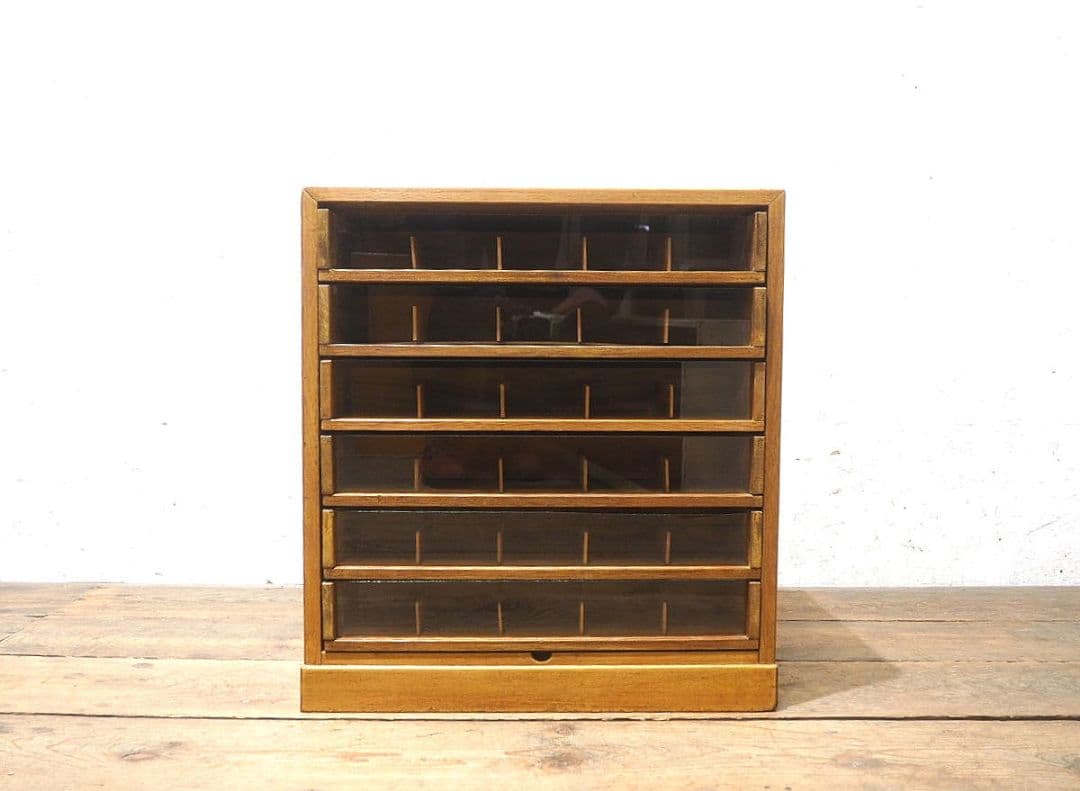 1410 ②レトロなミシン糸のガラスケース　収納棚　コレクション　ヴィンテージ