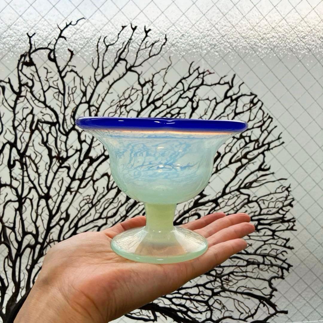 骨董　時代ガラス　希少　ラムネ色乳白色暈し　青色リップ朝顔型　氷コップ　ウラン