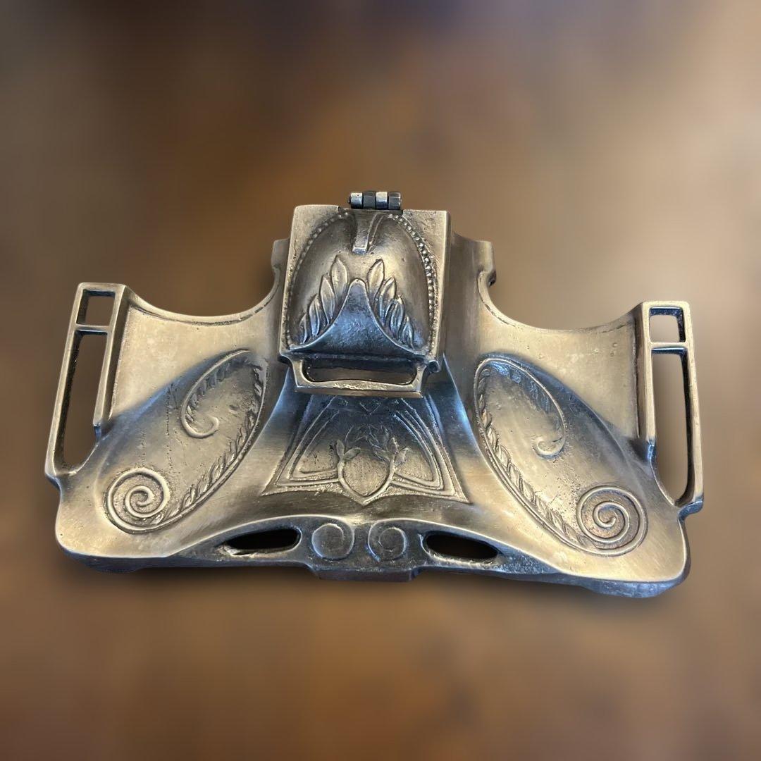 装飾的な金属製インクスタンド