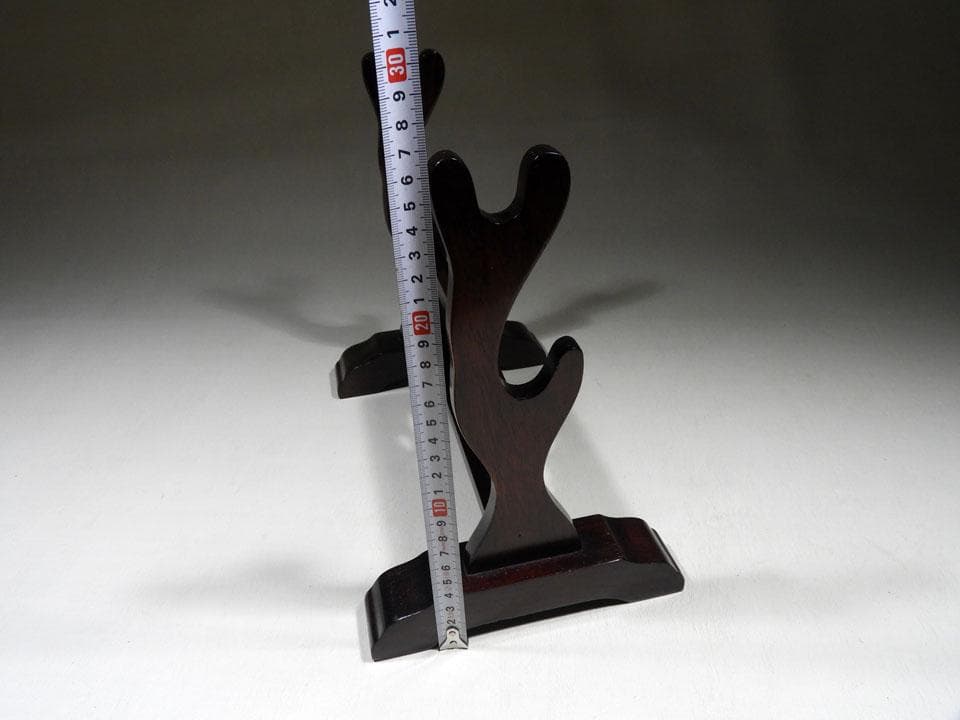 ●①小さい刀掛け 短刀用 二刀掛け 小振り 透かし紋 高さ27㎝ 幅30㎝程度