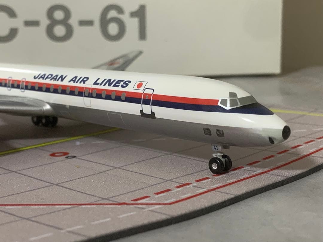 ｊａｌｕｘ公式モデル１／２００日航ＤＣ８－６１プラスティック樹脂製完成品