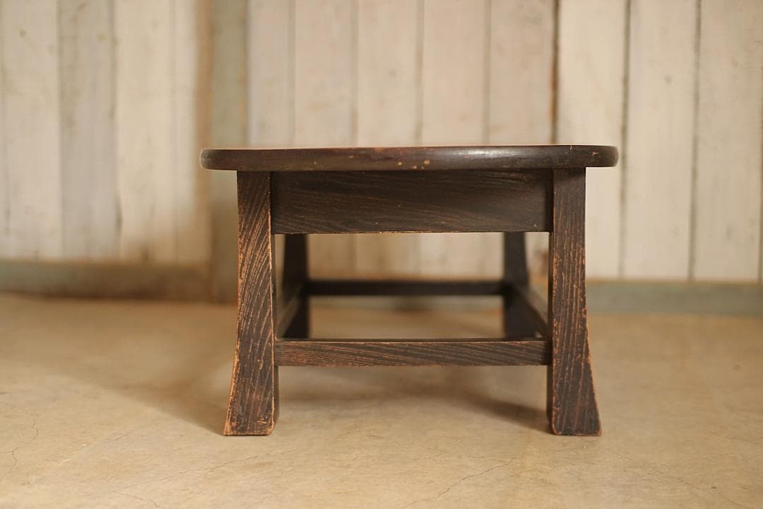 古いオーバル型の小ぶりなテーブル　ちゃぶ台