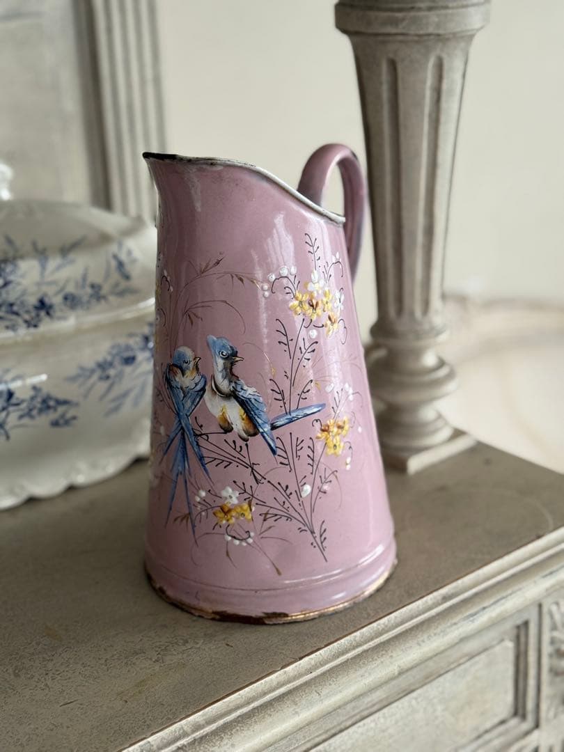 フランスアンティークホーロー薄ピンクツバメと小花柄バンドペイントピッチャージャグ