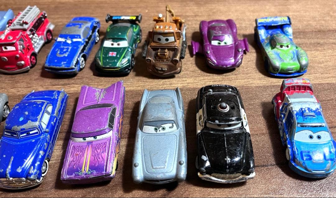 カーズ ミニカー セット 31台。レア品。まとめ売り。 レース兼収納ケース付き。