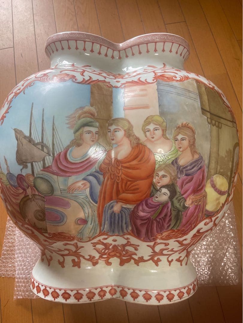 古典的な人物画の陶器花瓶