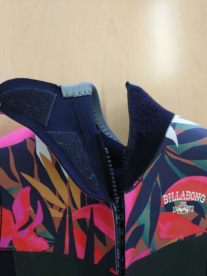 Billabong 秋冬初春用 裏起毛セミドライスーツ 黒・赤/カラフル葉柄