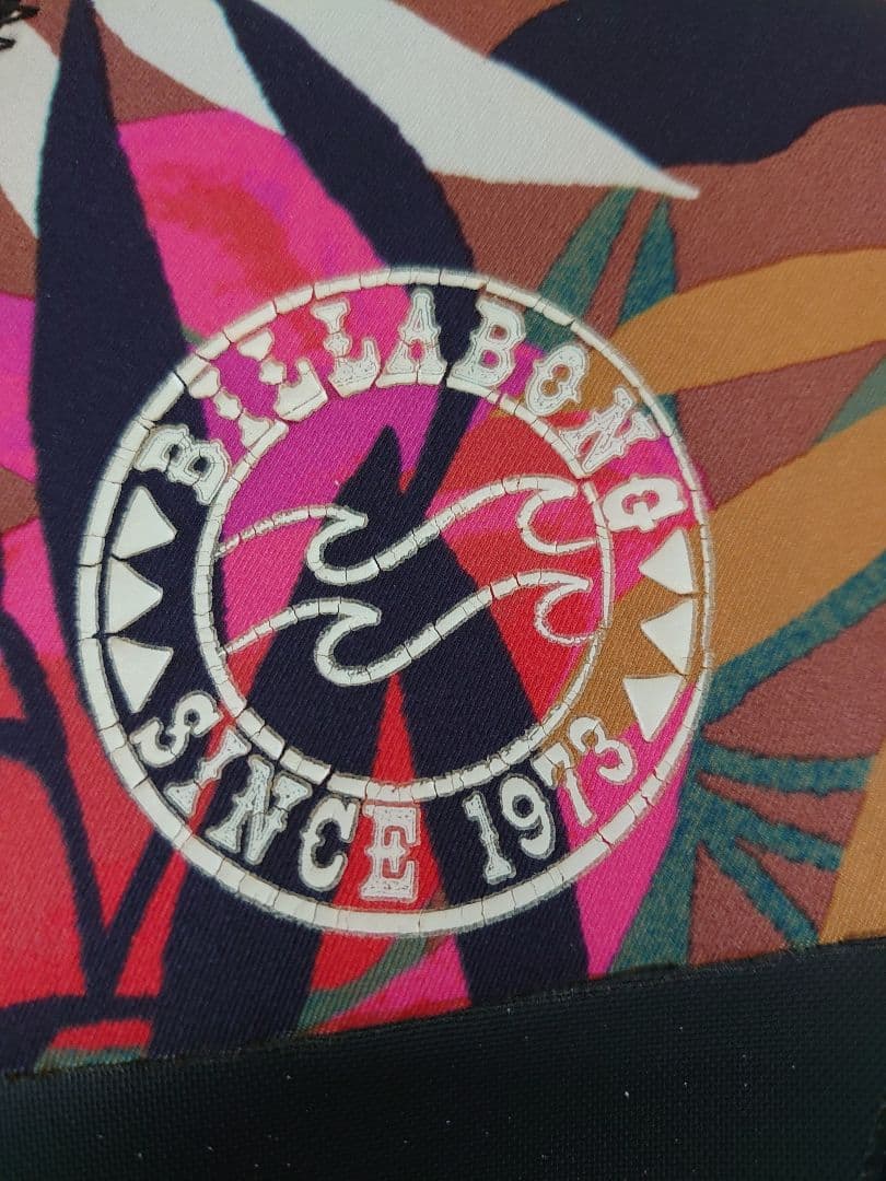 Billabong 秋冬初春用 裏起毛セミドライスーツ 黒・赤/カラフル葉柄