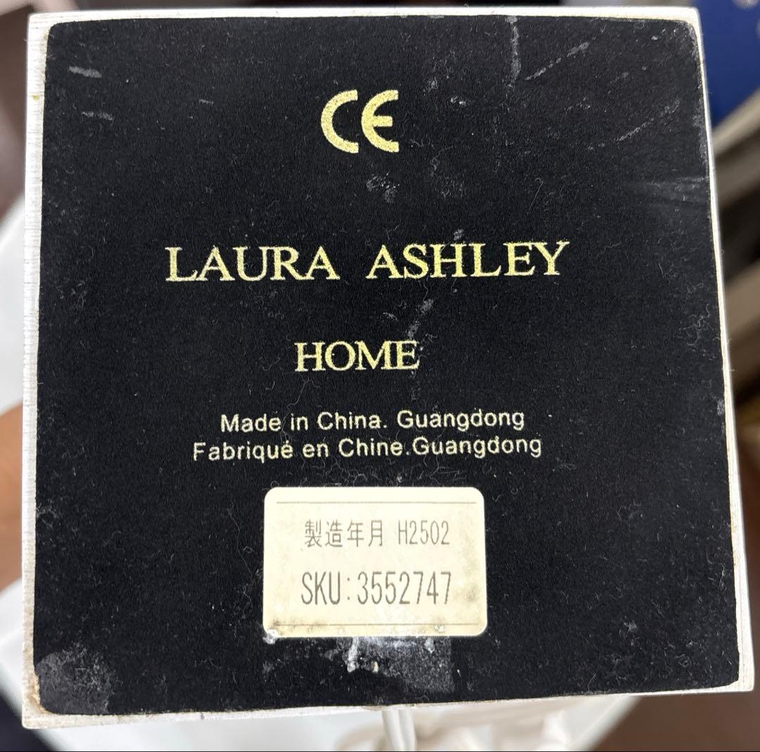 ローラアシュレイのプリーツシェード付きテーブルランプ