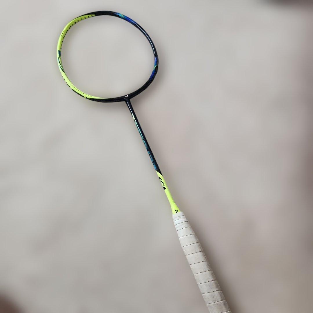 YONEX　アストロクス77 バドミントンラケットガット無し1本と袋のセット！
