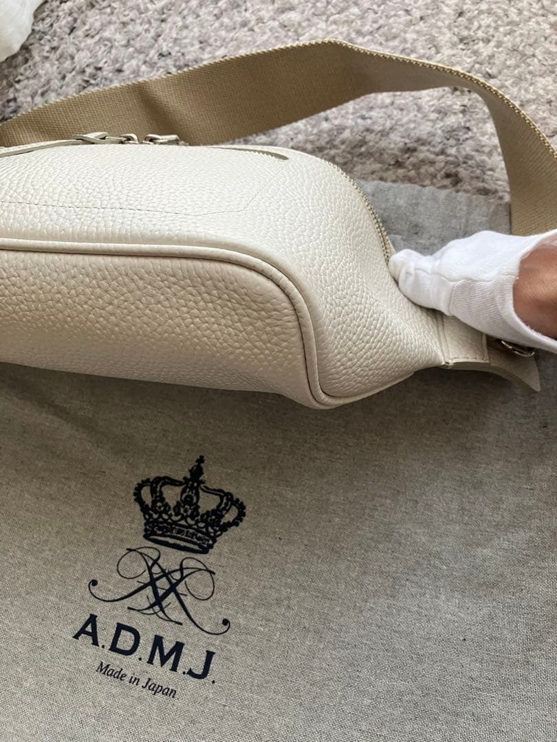 ADMJ アイボリー レザー クロスボディバッグ