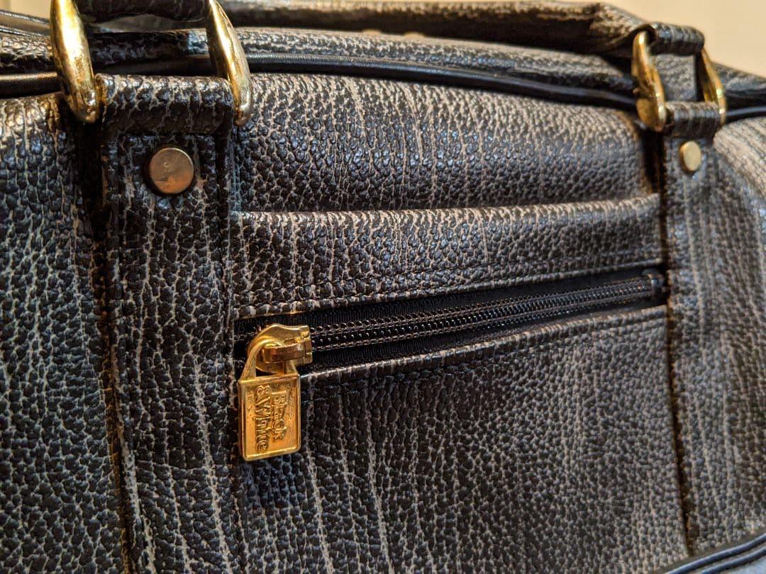 ブラック&ホワイト　ゴルフ　ボストンバッグ　レザー調　2層式　靴　サメ革　系　黒