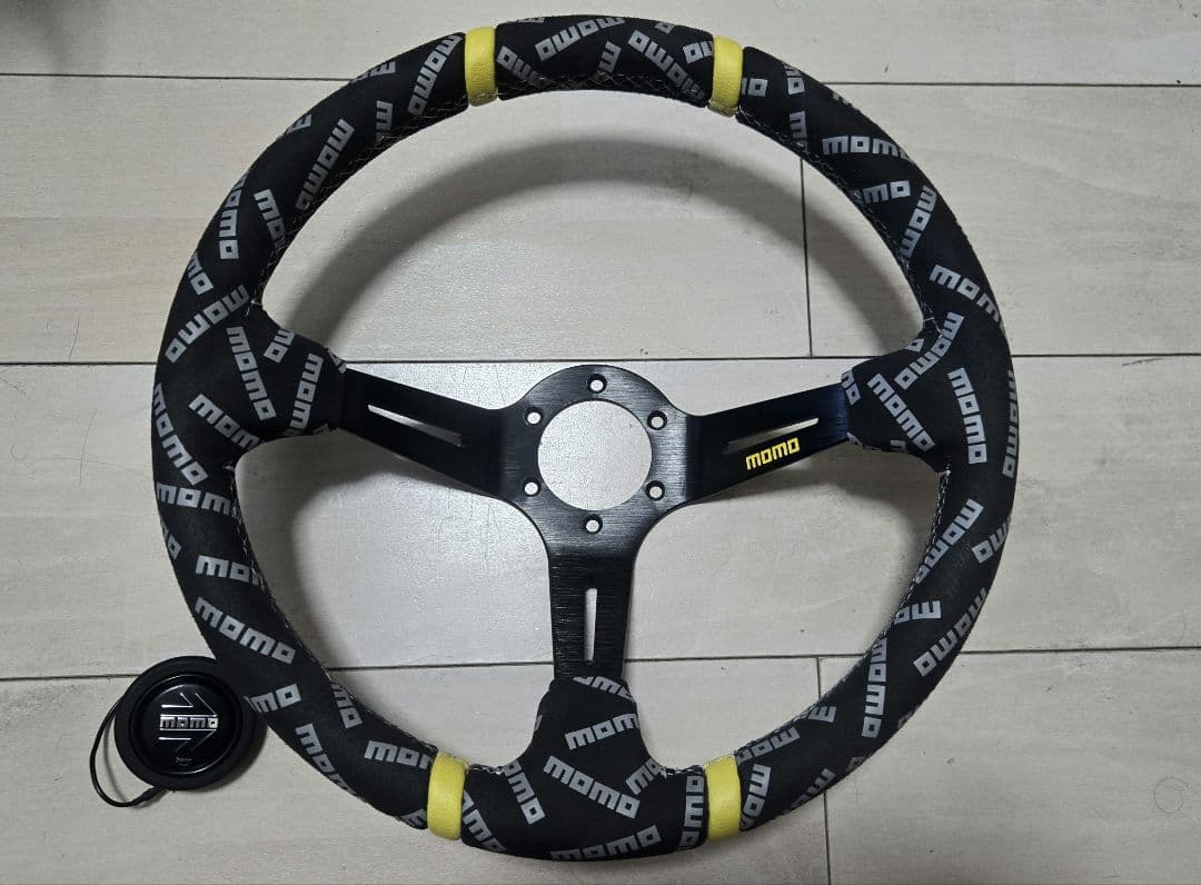 MOMO ステアリング ディープコーン 35 黒/黄色