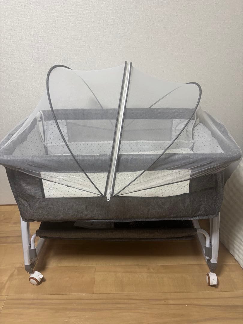 調整可能なベビーベッド メッシュカバー付き　未使用品