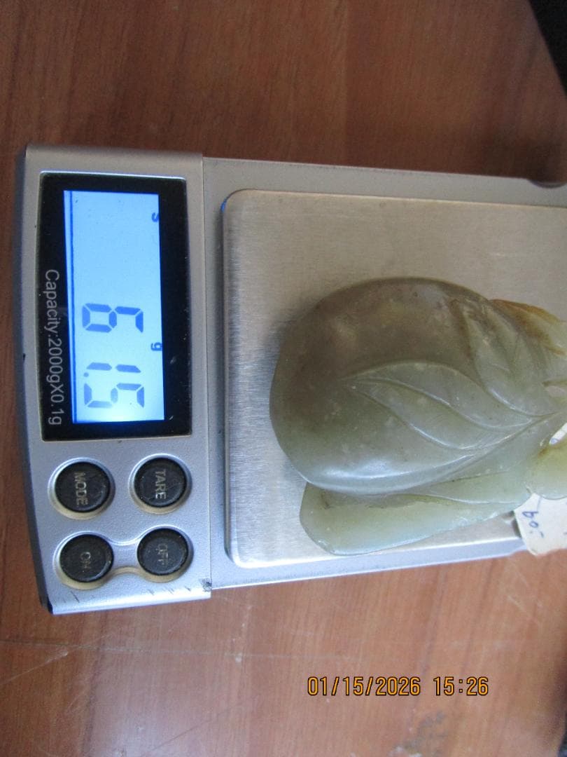 中国　玉　石細工　彫り物　根付　当時の札付き　翡翠【?】 工芸品