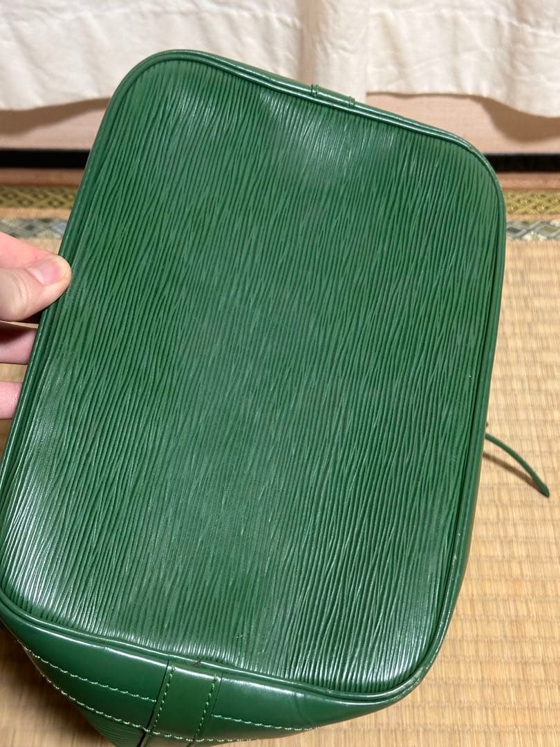 Louis Vuitton エピ プチノエショルダーバッグ