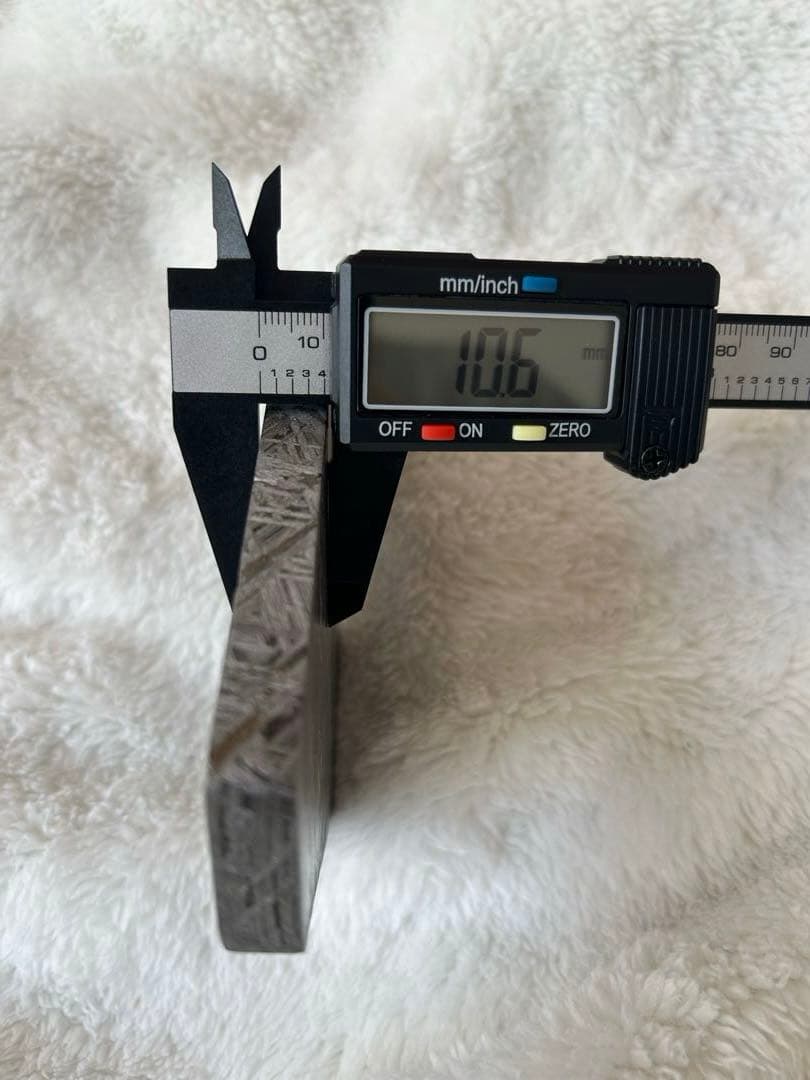 天然アルタイ鉄隕石、702g、完璧にエッチングされたフュージョンクラスト