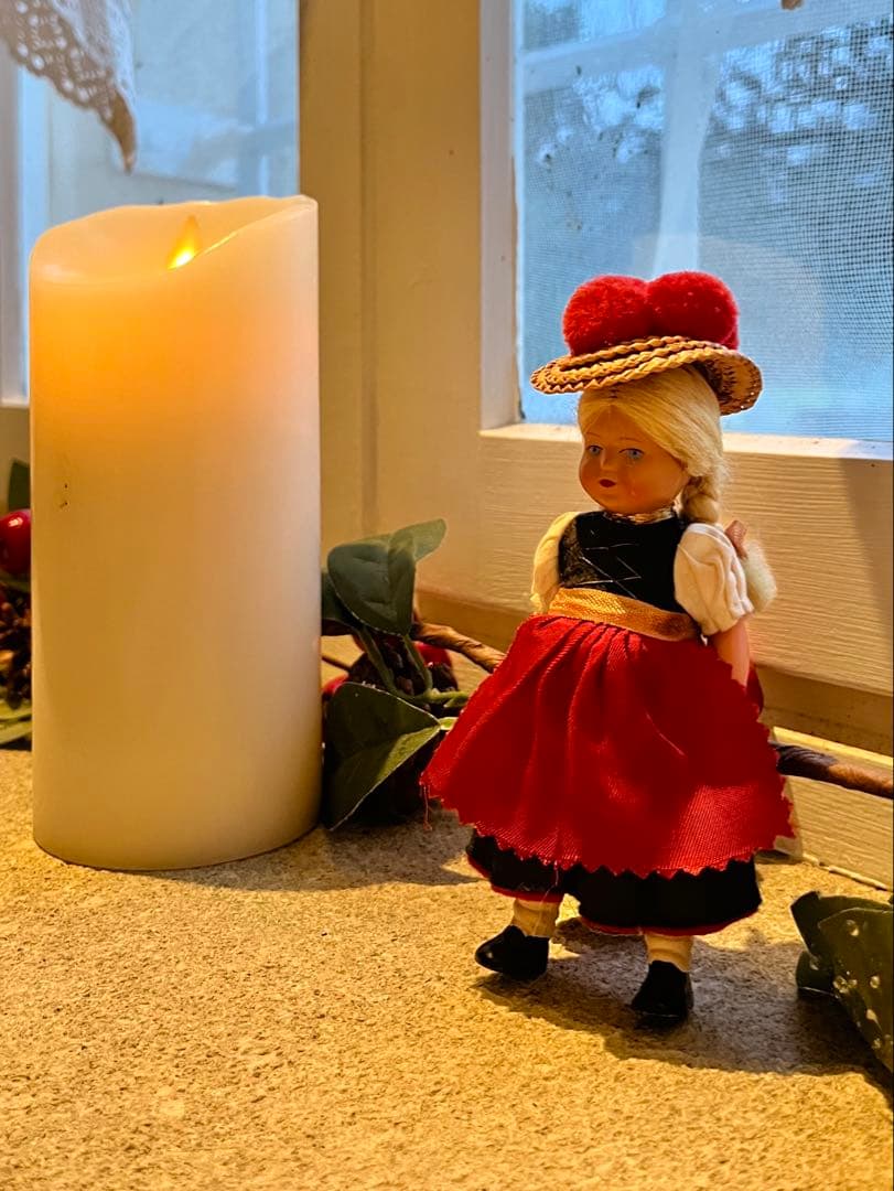 ◆フランス蚤の市｜ミニドールAヨーロッパ民族衣装、ドイツ金髪ブルーアイ少女