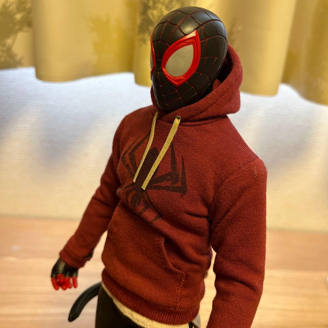 ホットトイズ マイルス・モラレス スパイダーマン 売店の看板猫スーツ版