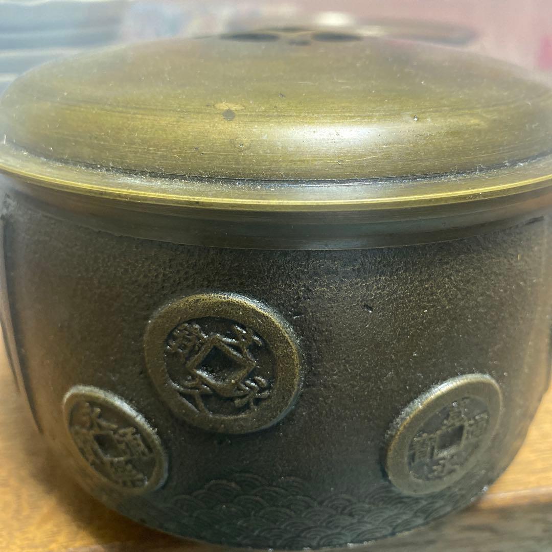 装飾的な金属製香炉