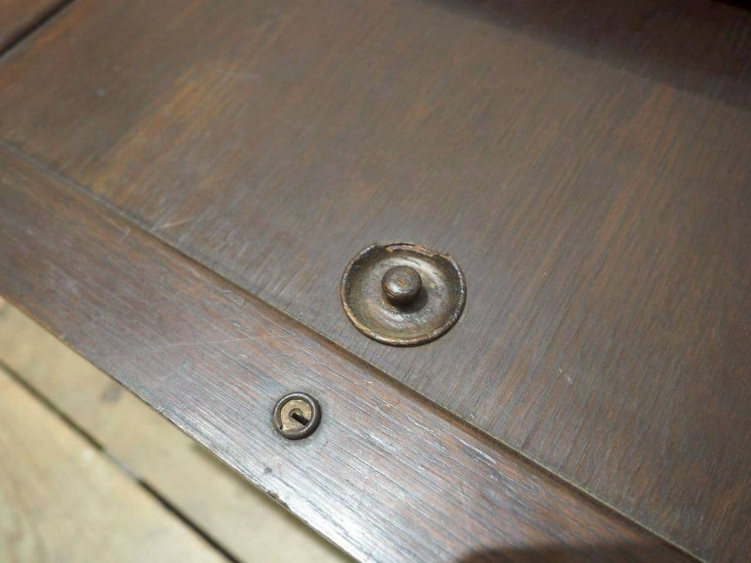 1136 アンティーク　格納扉の飾り棚　陳列台　キャビネット　古家具　レトロ