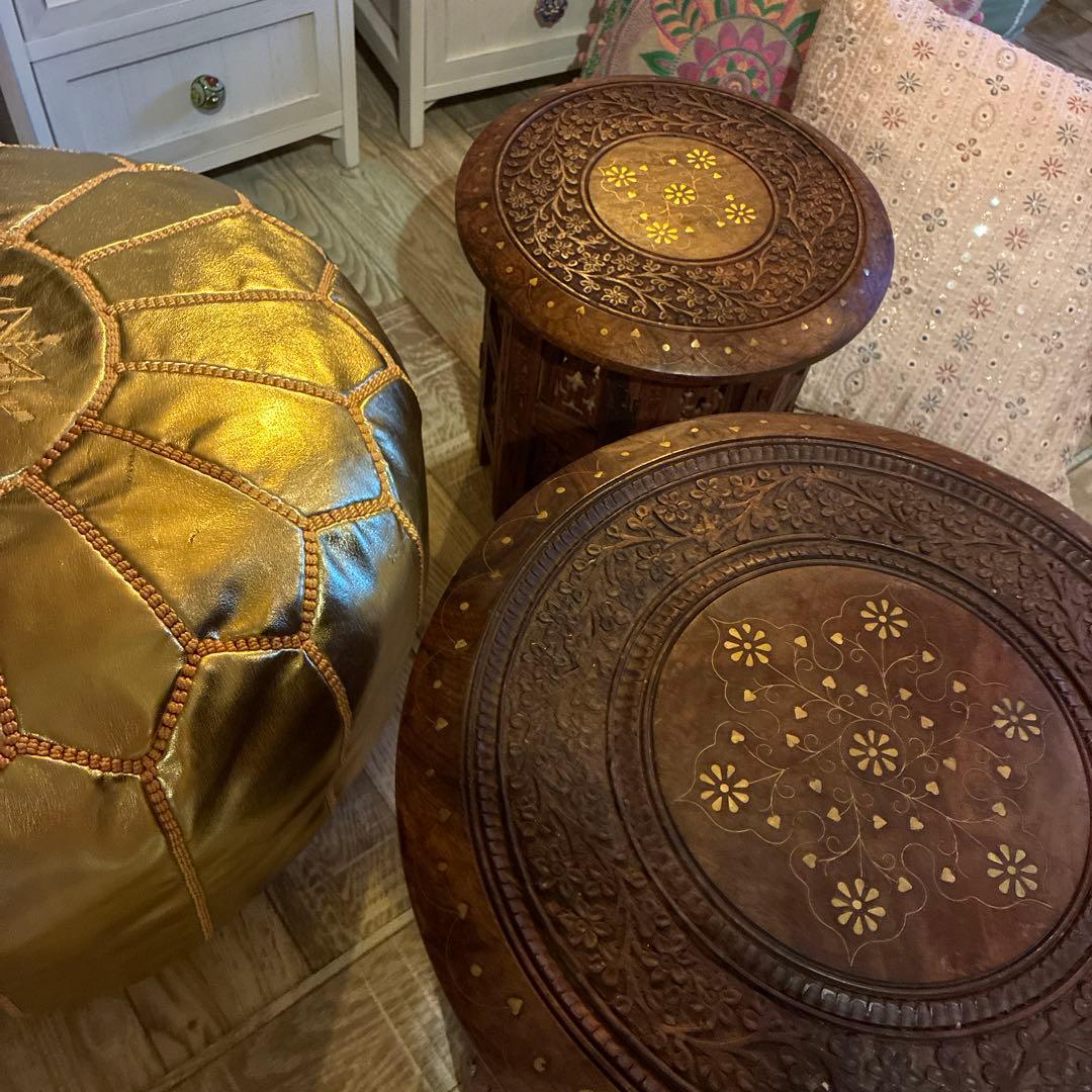 インド製　椅子ミニテーブル折りたたみ可能木製彫刻入り円形　横30cm高さ31cm