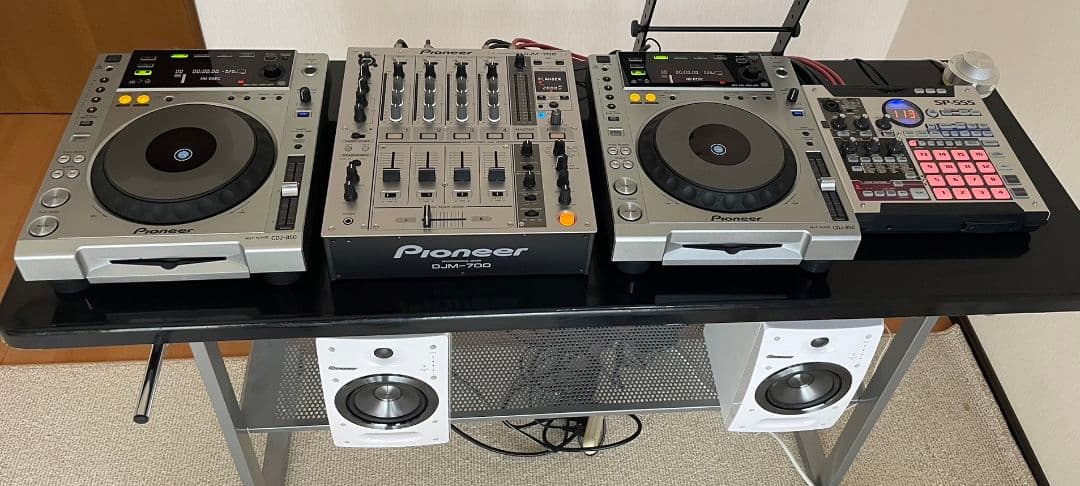CDJ 2台、ミキサー、スピーカー、サンプラー