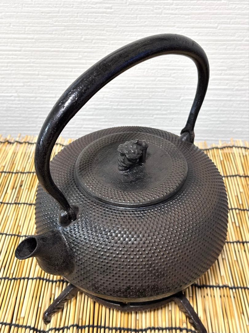 ＵＳＥＤ、良品　南部秀山堂　佐藤 勝弘作　１８型アラレ　鉄瓶　南部鉄瓶　南部鉄器